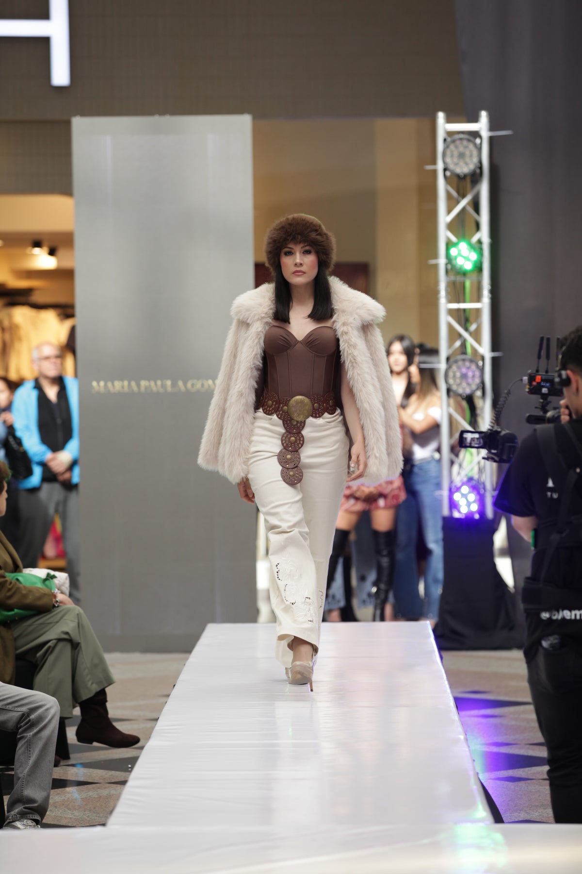 Pantalón bordado beige