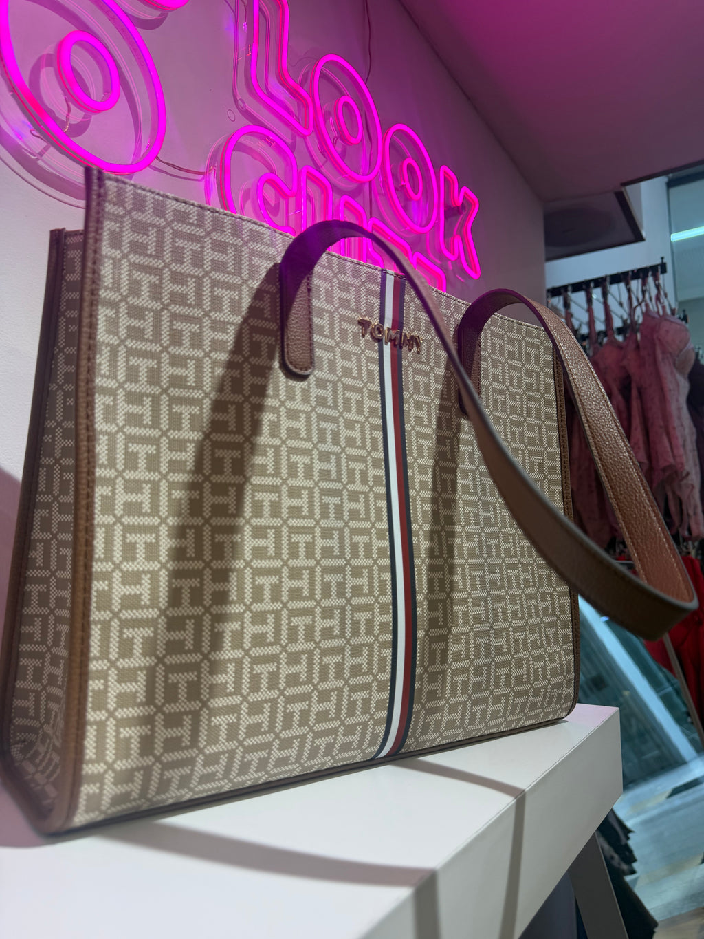 Bolso Tommy Hilfiger tote monograma beige