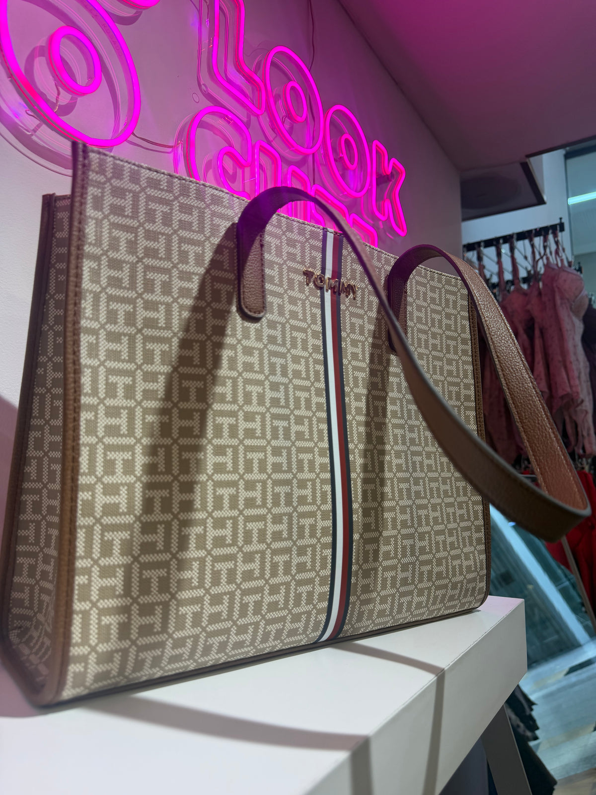 Bolso Tommy Hilfiger tote monograma beige