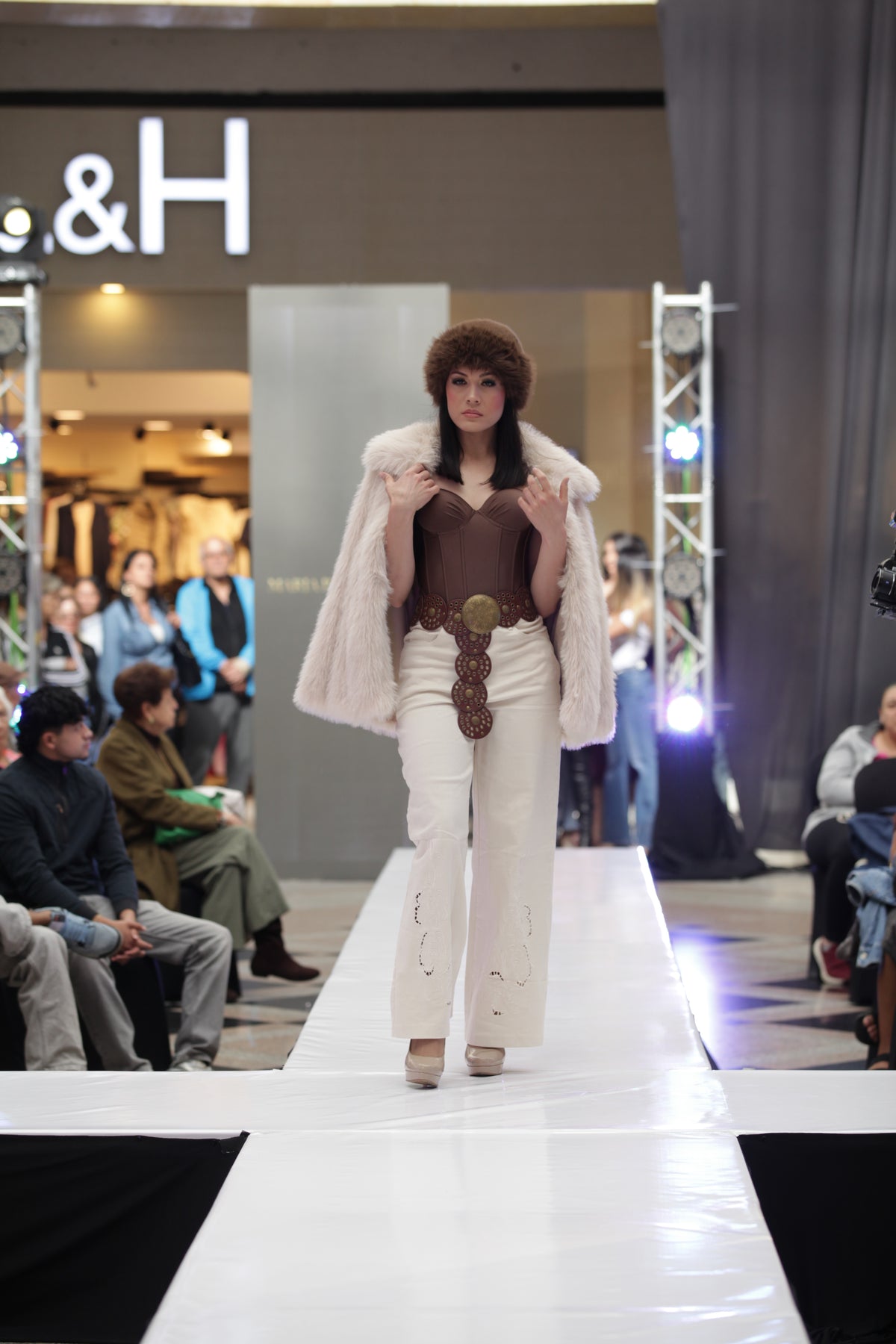 Pantalón bordado beige